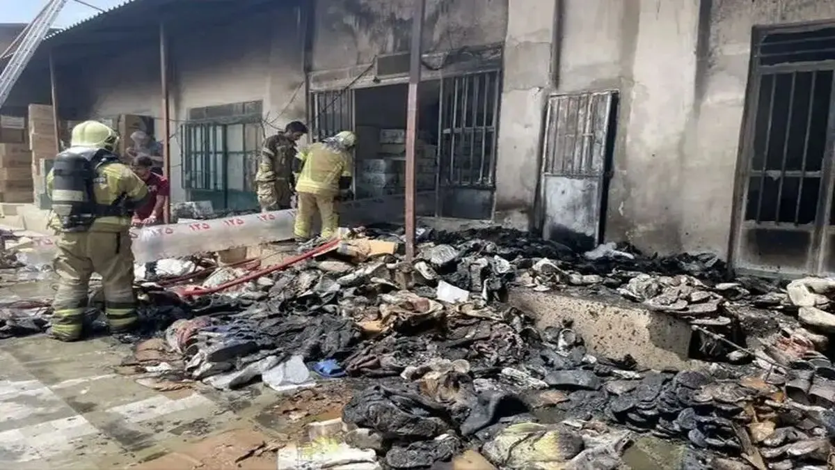آتش سوزی یک فروشگاه کفش زیر پل روشندلان