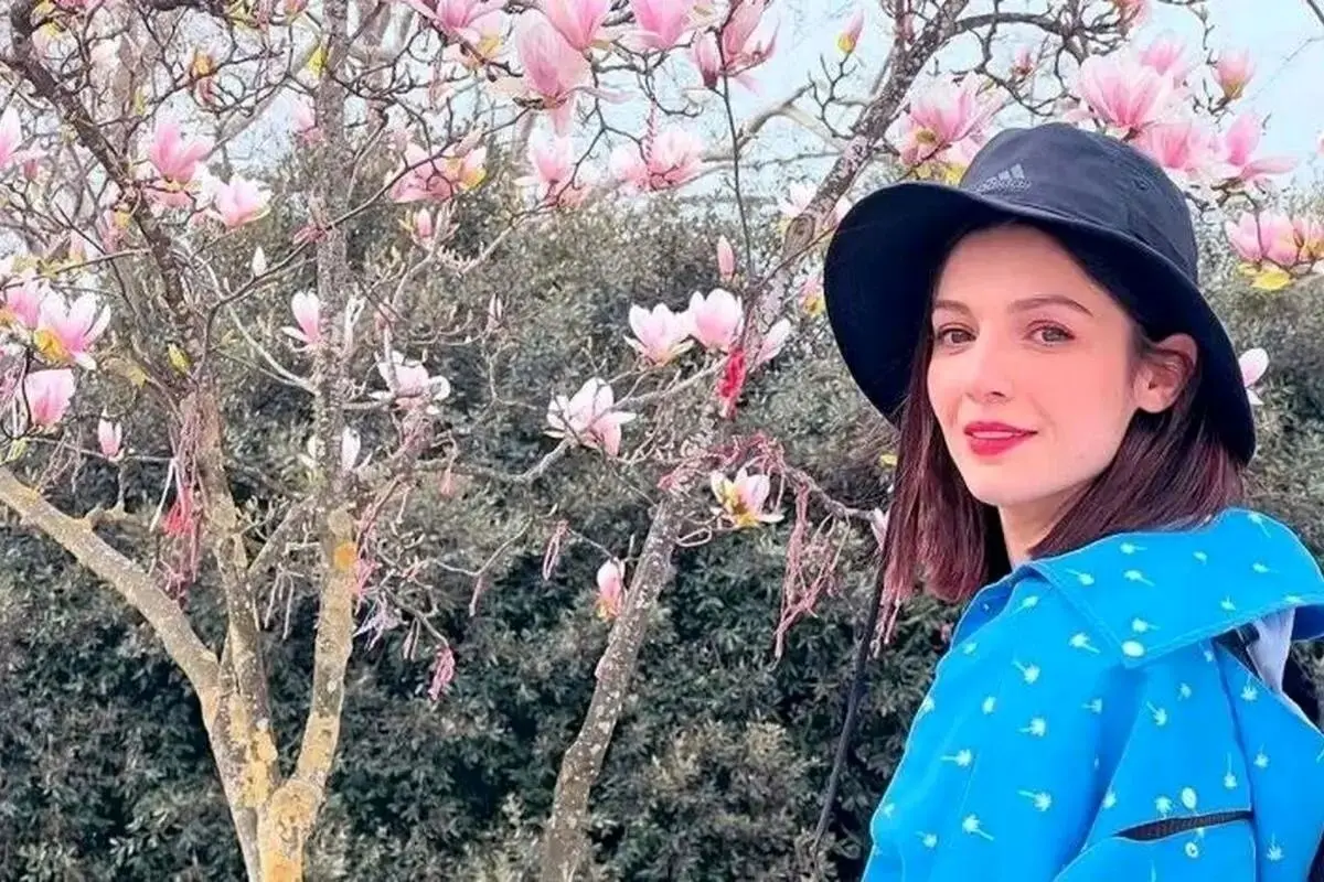 عکسی از بنفشه ریاضی و مهسا حجازی