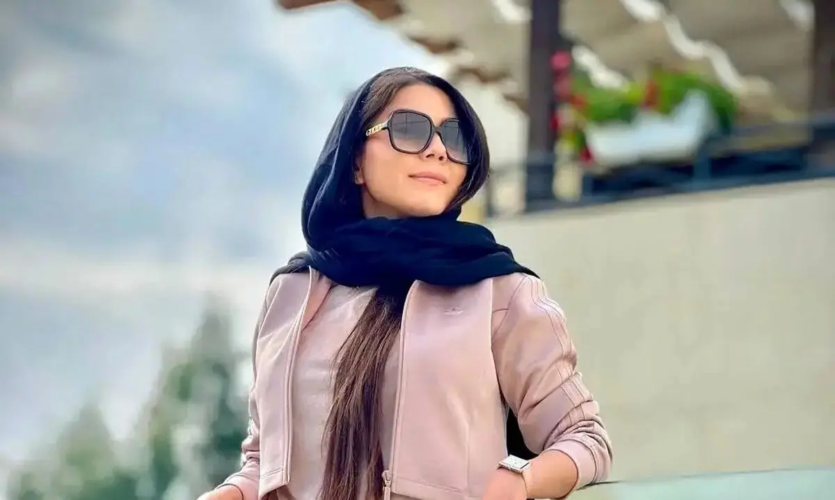 آزاده زارعی ستاره آوای باران در کنار خانواده‌اش