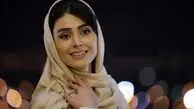 استایل جذاب لاله مرزبان بازیگر سریال آبان؛ دامن کرم قهوه‌ای و کلاه فرانسوی