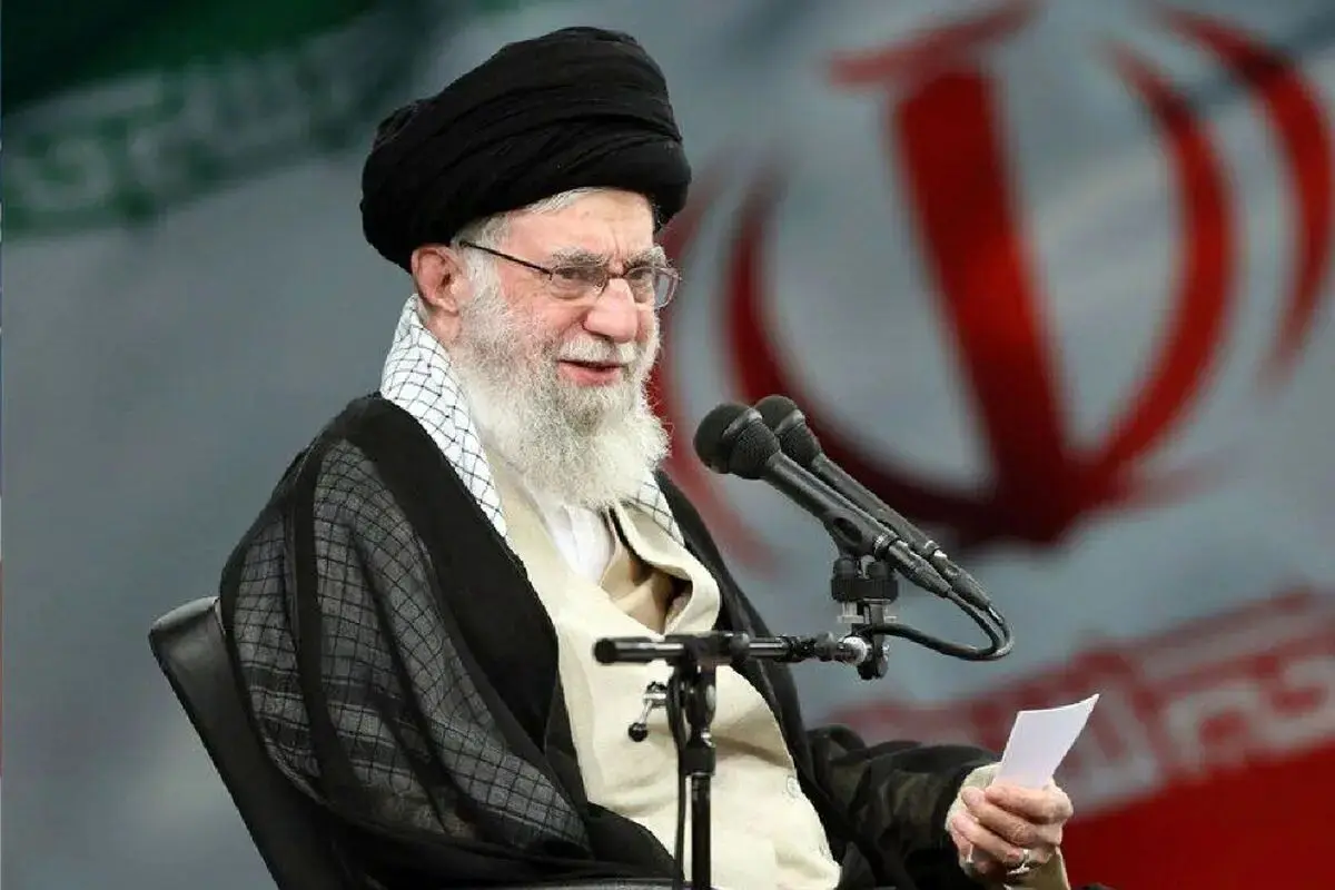 قابی از گذشته؛ حضور رهبر انقلاب در تخت جمشید
