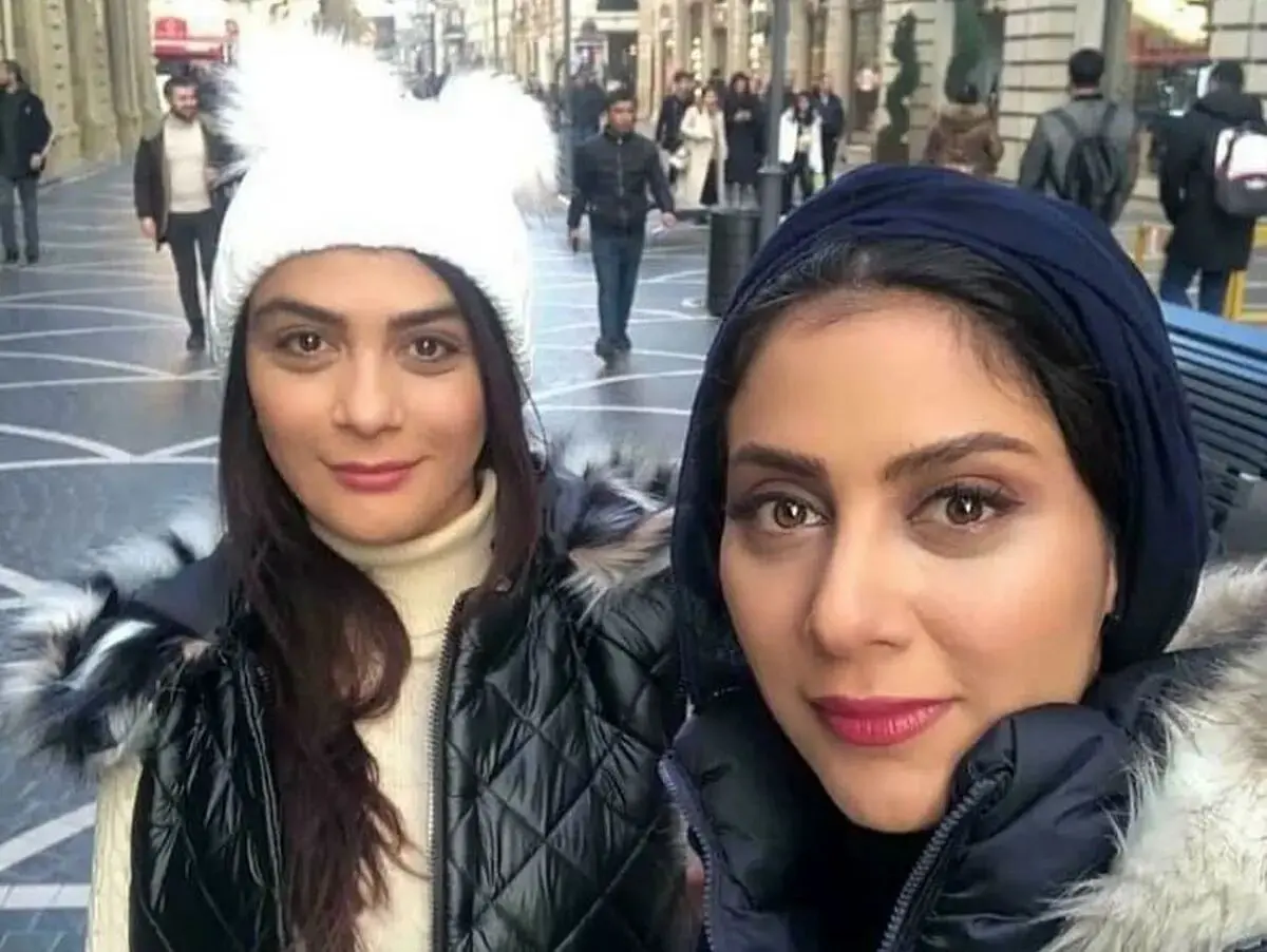 مونا فرجاد و خواهرش مارال در قلب بارسلون