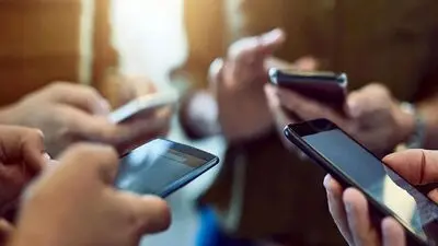 قیمت موبایل رکورد زد / موبایل از دلار جلو زد