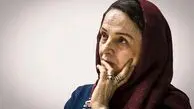 گلاب آدینه و نورا هاشمی در پشت صحنه سالن تئاتر