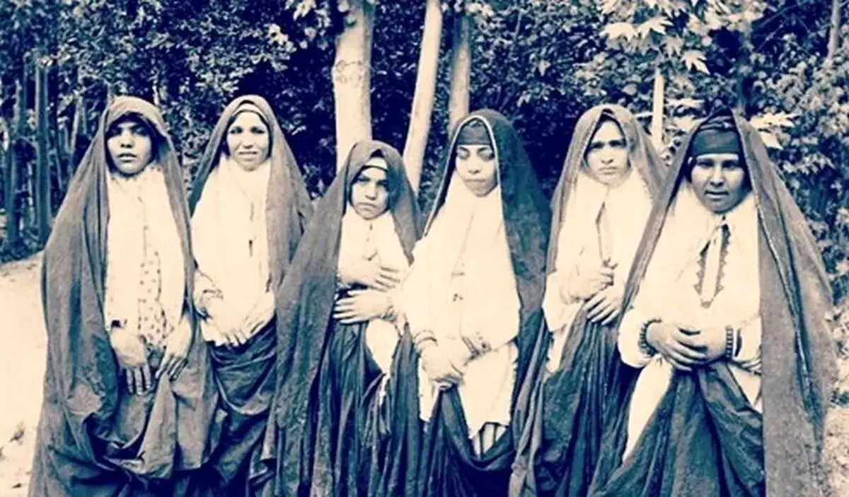 زن جوان قاجاری پشت روبند