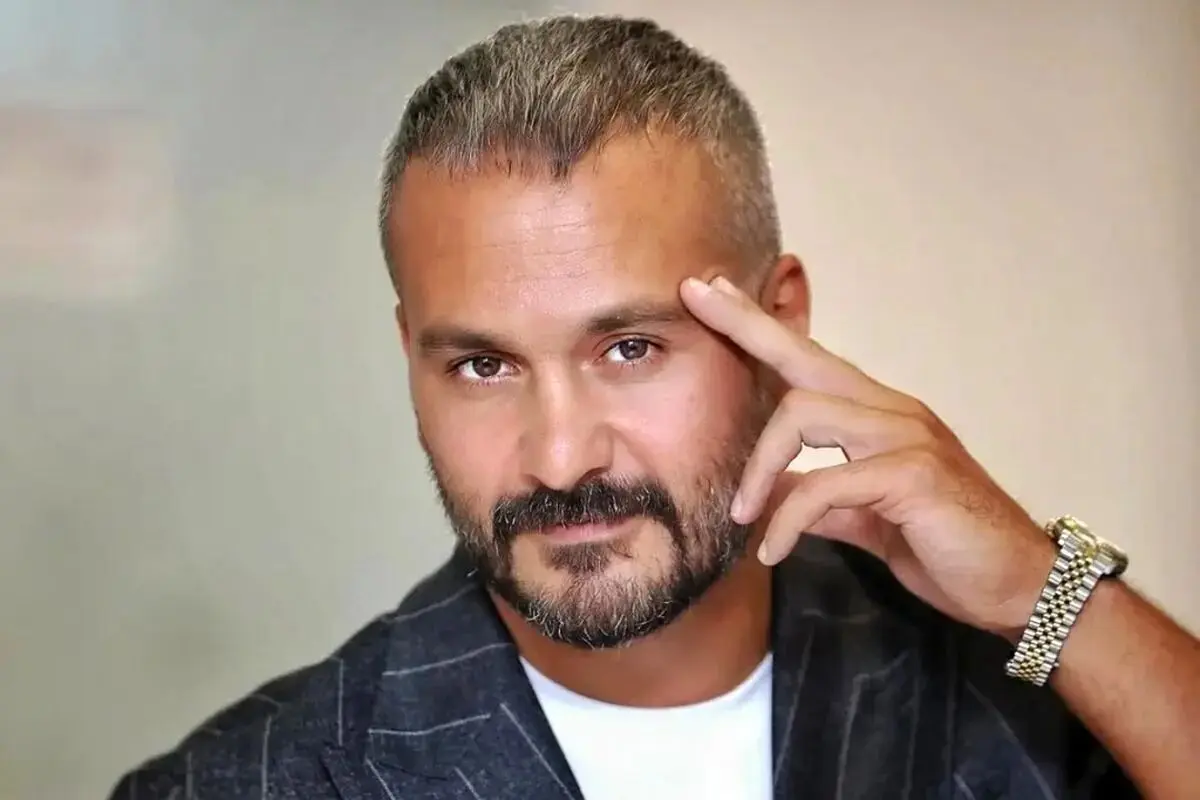 سلفی دوستانه میلاد کی‌مرام در قلبِ آسمان!+بیوگرافی