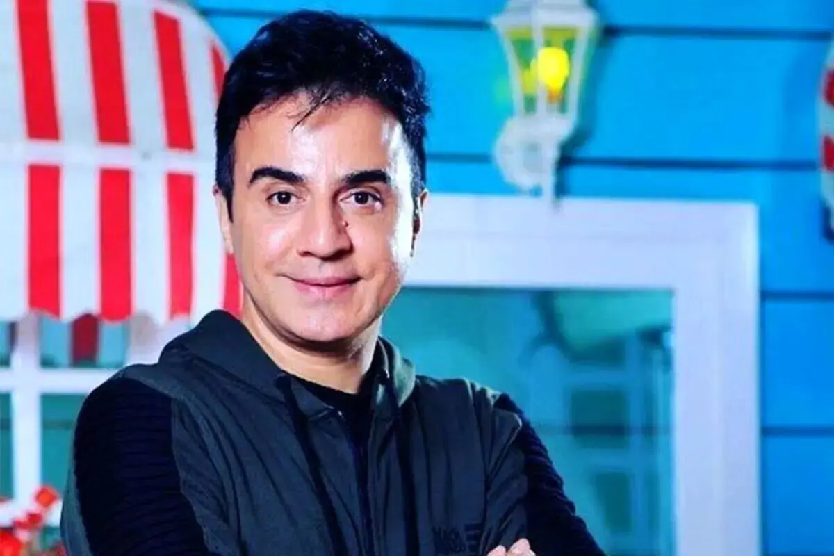 عموپورنگ با تیپ ۱۸ ساله ها در زمین چمن باشگاه بدنسازی
