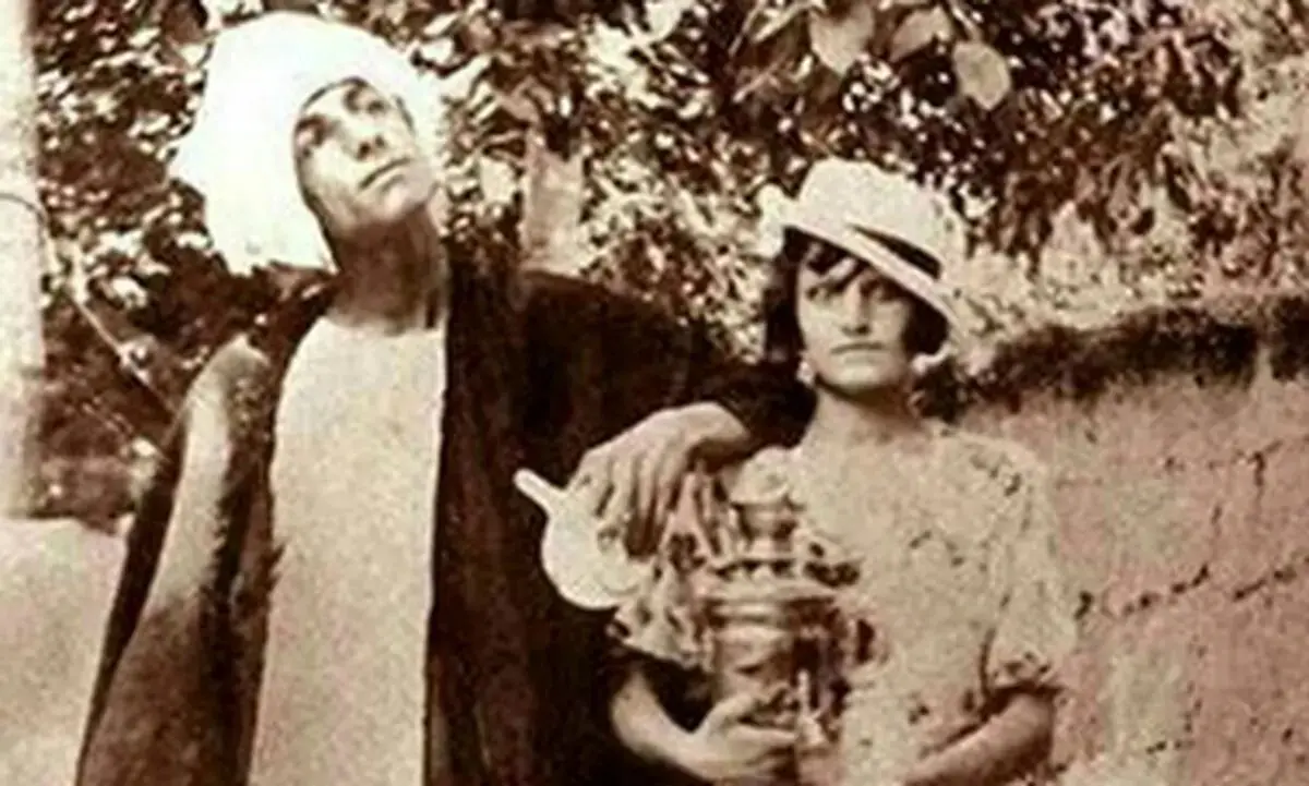 عکسی فانتزی از ۱۳۱۵؛ ژست زوجی با آفتابه و سماور