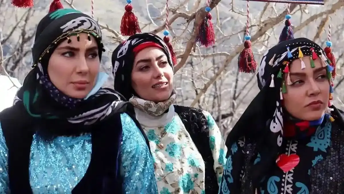 عکس| سفر در زمان؛ «مهیار، روژان، مرجان و شیلان» در پشت صحنه سریال نون خ؛ سال 1400