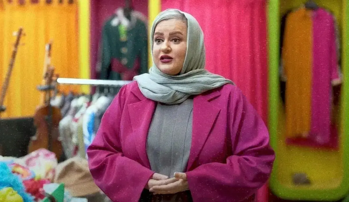 خانه ابدی ساده و پز از گلباران شده پدر نعیمه نظام‌دوست در آرامشی جاودانه