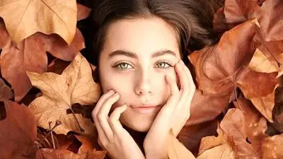 پاییز چه بلایی سر پوست می‌آورد؟ راهکارهایی برای حفظ لطافت و شادابی پوست