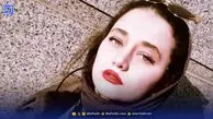 خیابان‌گردی «مومو» سریال بچه مهندس با دسته‌ای از گل‌های نرگس