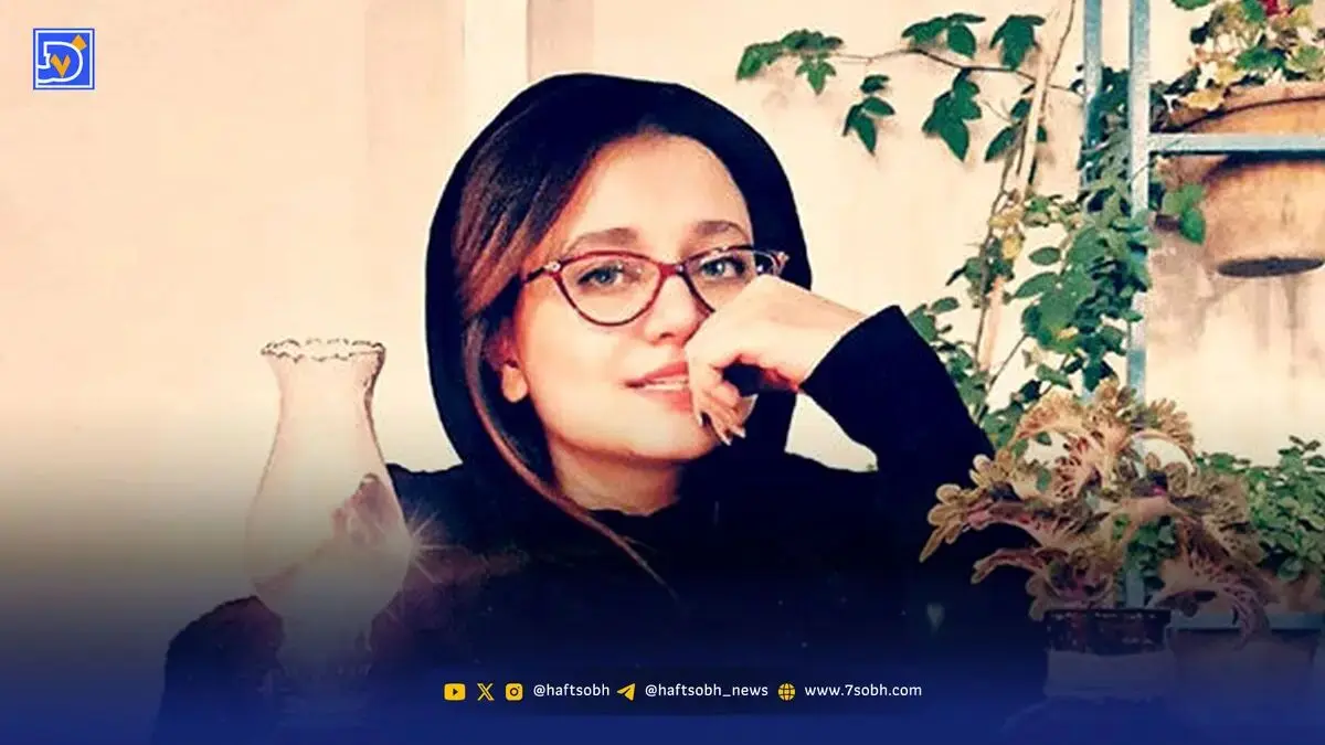 استایل پاییزی و جذاب «مومو» سریال بچه مهندس با دسته‌ای از گل‌های نرگس در خیابان ولیعصر