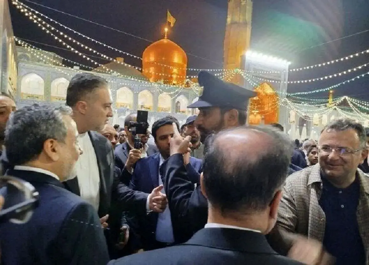 اقدام عجیب عراقچی در حرم امام رضا (ع) که موجب تعجب همه شد! + عکس