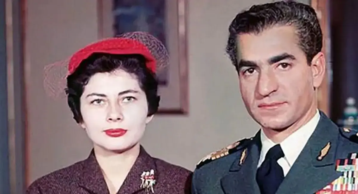 «محمدرضا پهلوی» در حال ورود به مراسم دومین عروسی‌اش با ملکه دوم در کاخ مرمر تهران