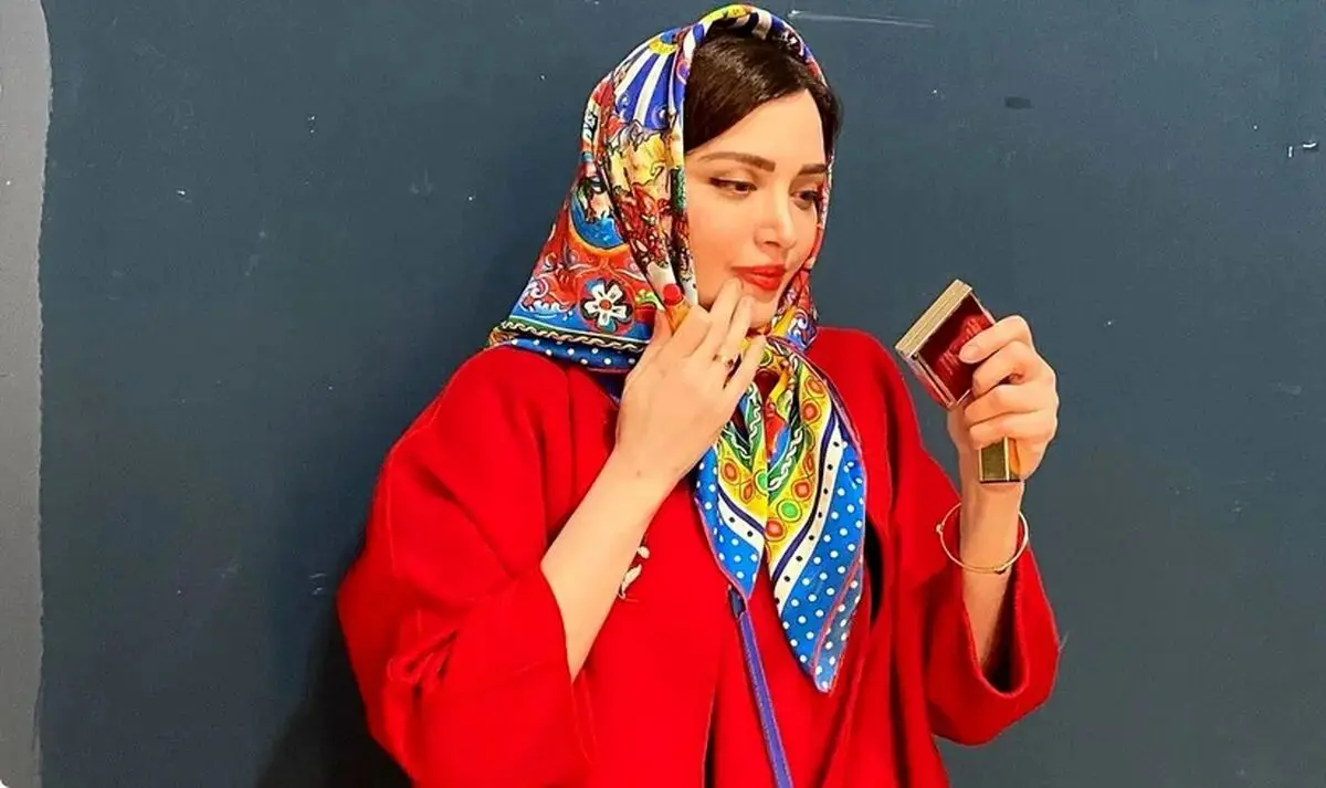 دکوراسیون لوکس و مدرن خانه بهنوش طباطبایی/  از  پرده‌های بلند سفید و صندلی کلاسیک تا  گل‌های رنگارنگ و کابینت‌های کرم رنگ