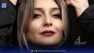 نگاهی به چیدمان سالن زیبایی دوبلکس ساره بیات؛ از سقف بلند تا مبلمان سفید و گلبهی مدرن و گیاهان طبیعی و لوستر های مینیمال