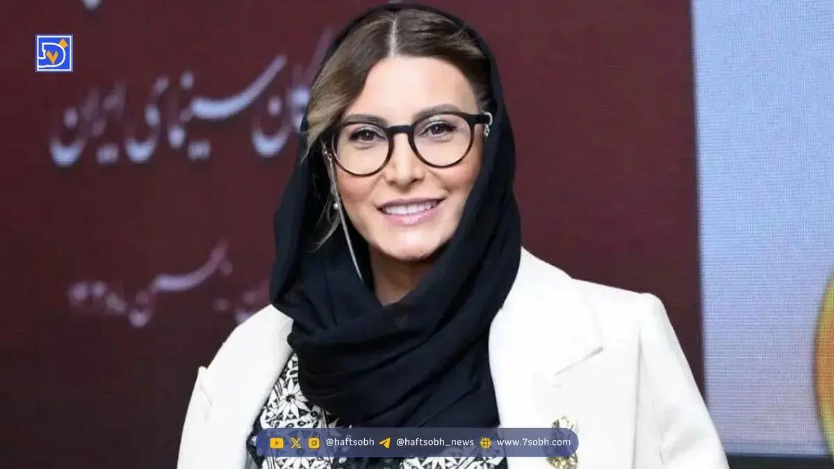 فریبا نادری با پیراهن گل‌گلی در کنسرت