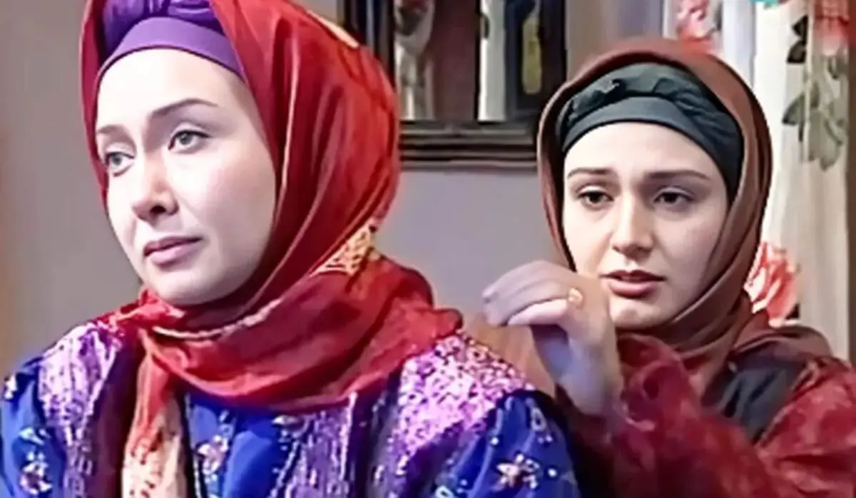 «کتایون ریاحی» در آغوش «حمیده خیرآبادی» در پشت‌صحنه «پدرسالار» / عکسی که خاطرات را زنده کرد