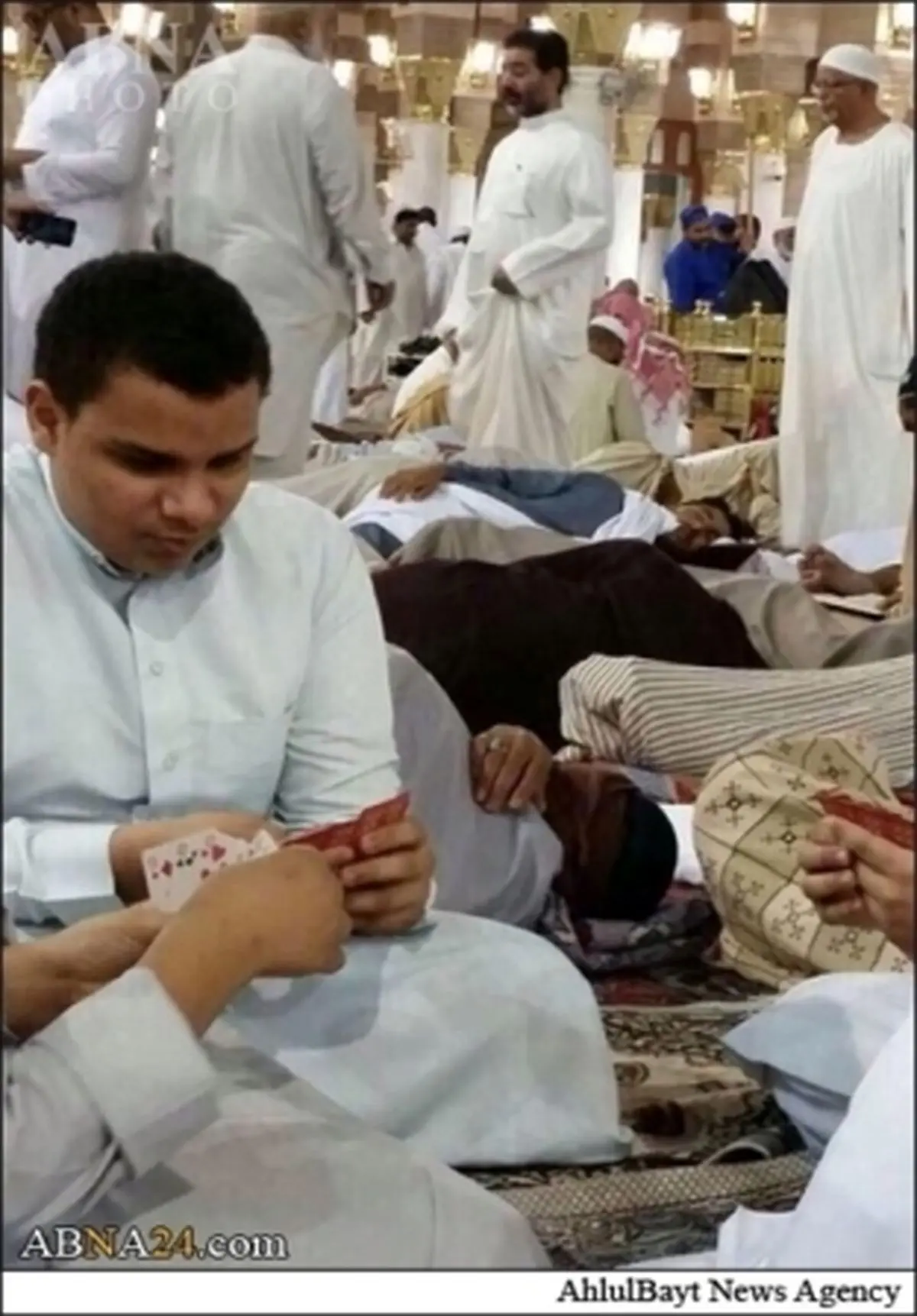 ورق بازی در مسجد النبی !