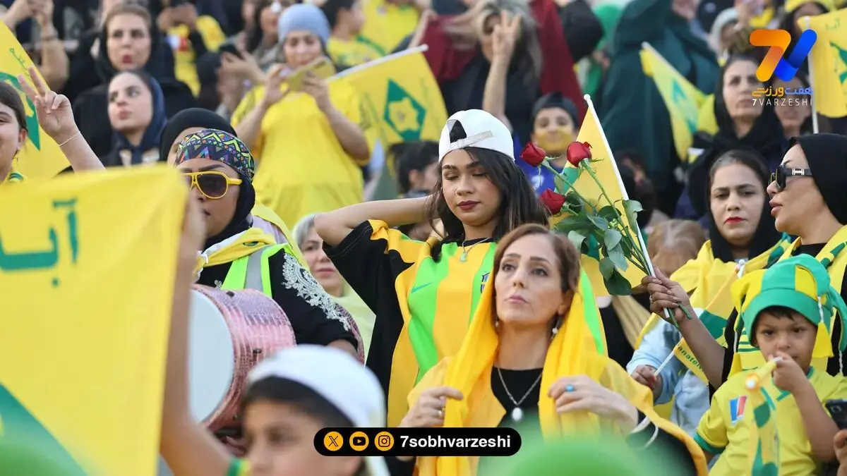 ‌ قاب امروز| تختی خوشحال از حضور دختران آبادانی در ورزشگاه