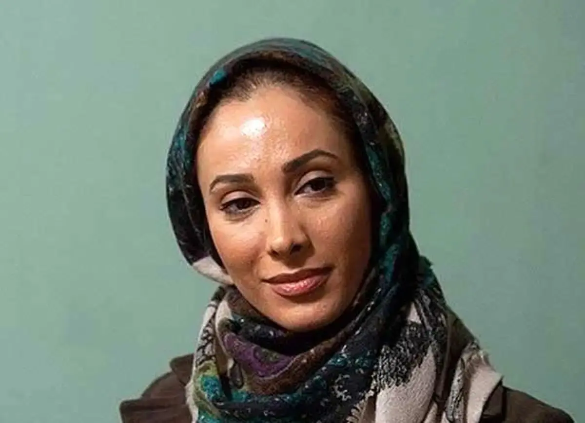 فیلم/ نگاهی به مراسم ختم لاکچری پدر سحر زکریا و میز عزای او با تزئین حلوا و میوه آرایی و چیدمان شمع و عکس دو عزیز از دست رفته اش مزین به صدای علیضا قربانی