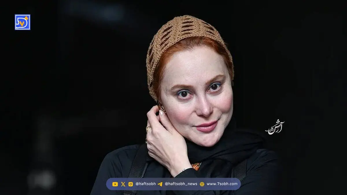 استایل جدید آرام جعفری | تازه عروس سینما با کت و دامن پر زرق و برق در کنار درخت کریسمس