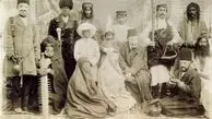 سفر به عصر قاجار؛ عکسی از یک فروشندۀ دوره‌گرد در حیاط خانه ای قاجاری