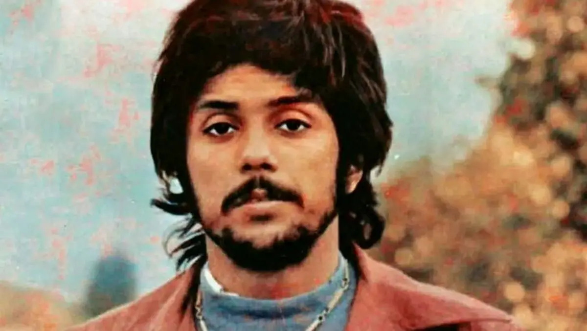 سفر زمان | داریوش بر سر مزار فریدون فرخزاد