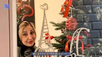 استایل شیک مرجانه گلچین در کنار درخت کریسمس / خانم بازیگر چه درخت زیبایی تزئین کرده