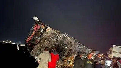 واژگونی اتوبوس در گرمسار سه مصدوم برجا گذاشت