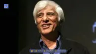 میز عزای لاکچری بهرام بیضایی در آمریکا؛ رومیزی ایرانی با ترکیب عکسهای دوران کودکی، شمع و گلهای سفید + عکس