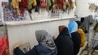 دختران قالیباف در کارگاه قالیبافی