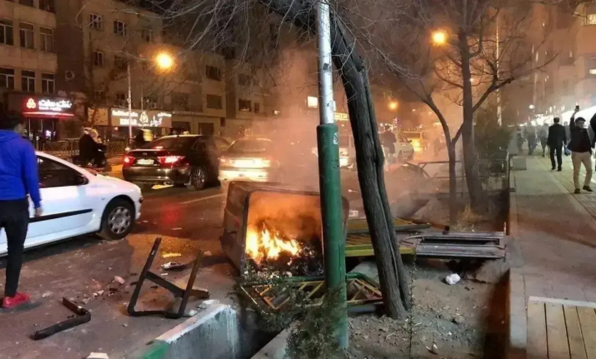 تصویر دختر قمه‌به‌دست در میان آشوبگران؛ انتشار برای اولین بار