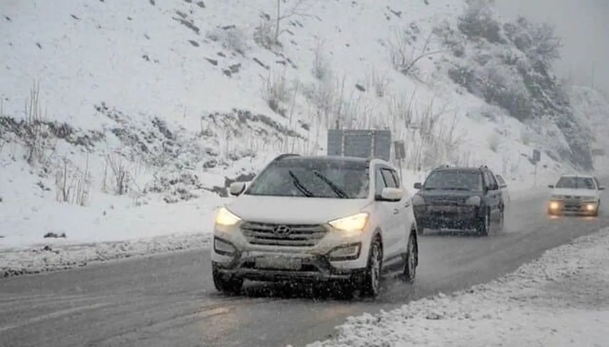 ترافیک سنگین محورهای شمالی / برف و باران در جاده‌ها