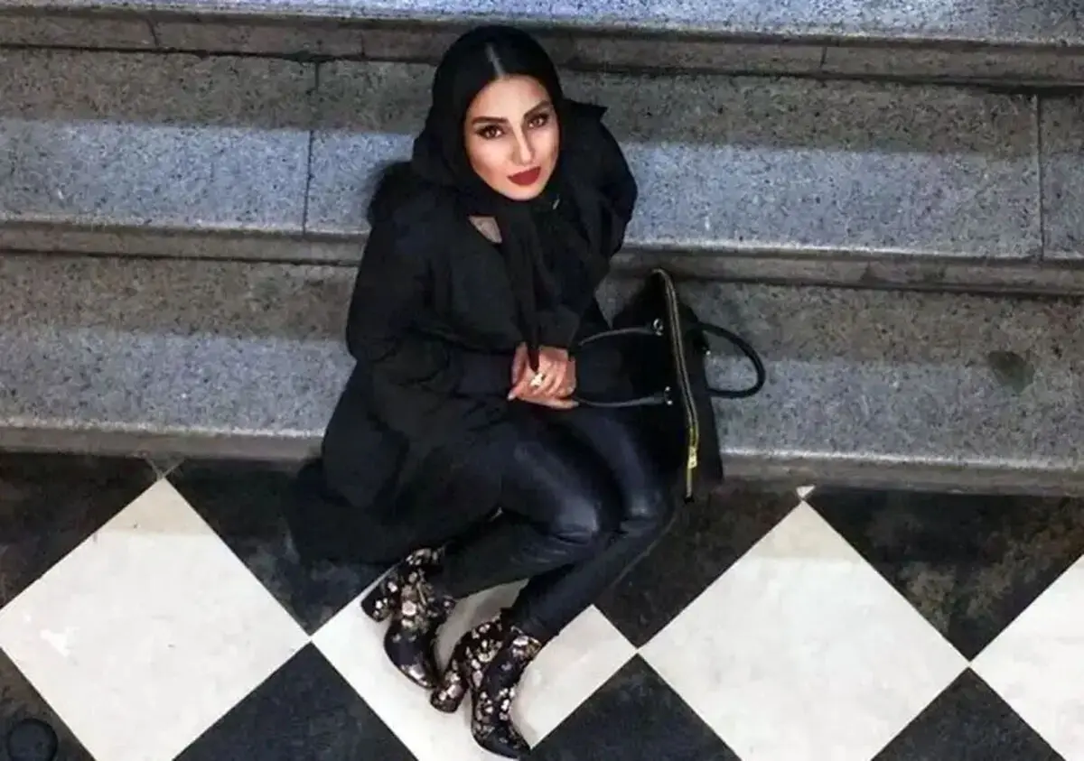 استایل بازیگر نون خ روی پله های خیابان