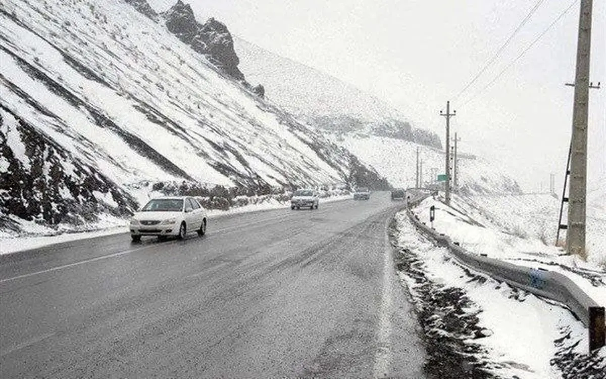 بارش برف سنگین در گردنه‌ حیران / تردد خودروها فقط با زنجیر چرخ ممکن است!!