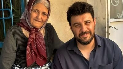 جشن تولد صمیمی عزیز مهری، مادر جواد عزتی در پشت صحنه سریال «وحشی» + ویدیو