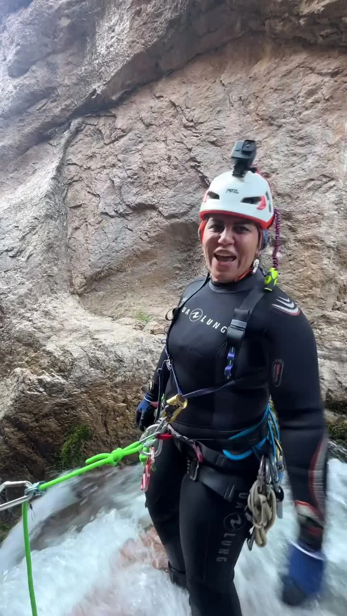 یک بانوی ایرانی از میان صخره‌های دره پسدیو پرش خطرناکی انجام داد (ویدیو)