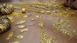 دستگیری دختر جوانی که ۲۱ گرم طلا را دزدید + فیلم
