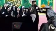 فیلم| حمله پسر نوجوان با چاقو به مجری برنامه مذهبی 