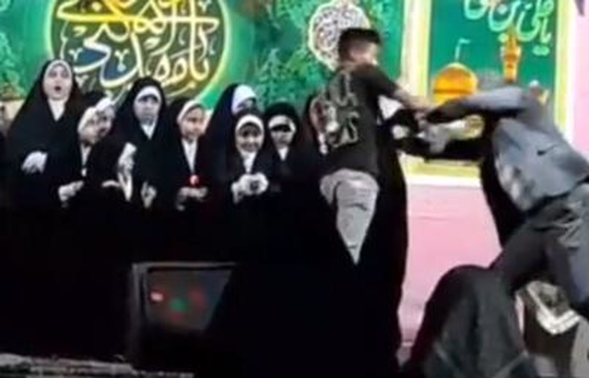 فیلم| حمله پسر نوجوان با چاقو به مجری برنامه مذهبی 