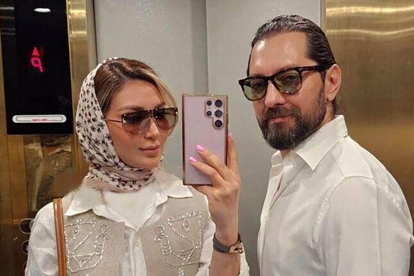 عکس آسانسوری مینا مختاری همسر بهرام رادان؛ ست روسری صورتی با کت دامن سفید