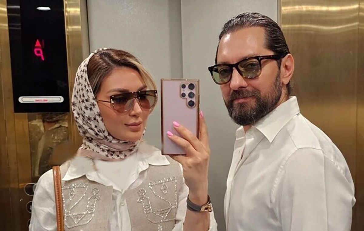 عکس آسانسوری مینا مختاری همسر بهرام رادان؛ ست روسری صورتی با کت دامن سفید