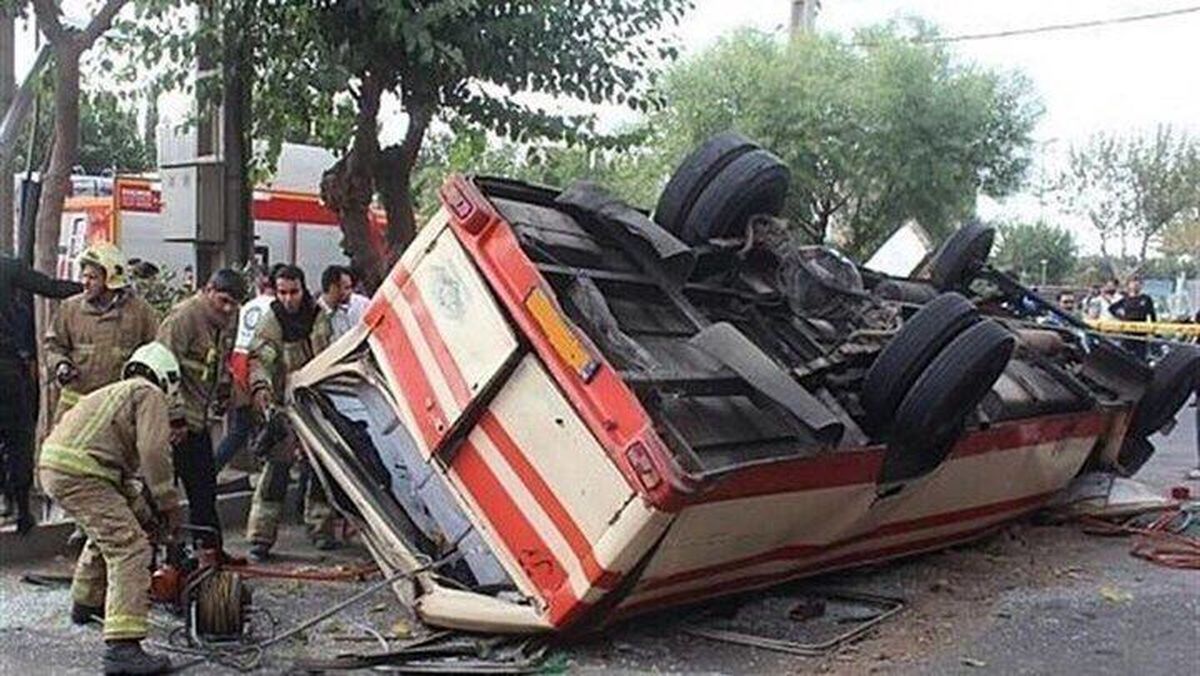واژگونی مینیبوس سرویس مدرسه در اراک؛ ۱۳ نفر مصدوم شدند