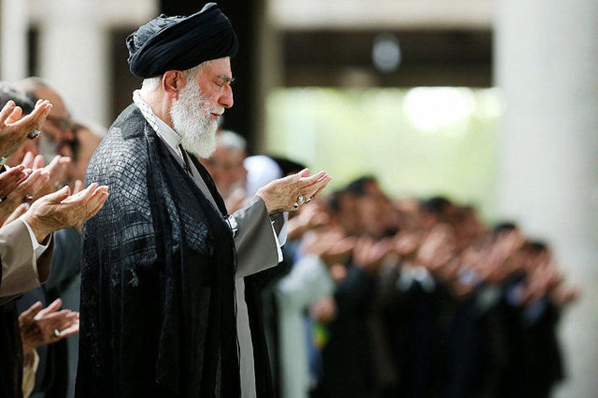 زمان اقامه نماز رهبر انقلاب بر پیکرهای رئیسجمهور و همراهانش