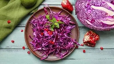 طرز تهیه سالاد پاییزی کلم و انار