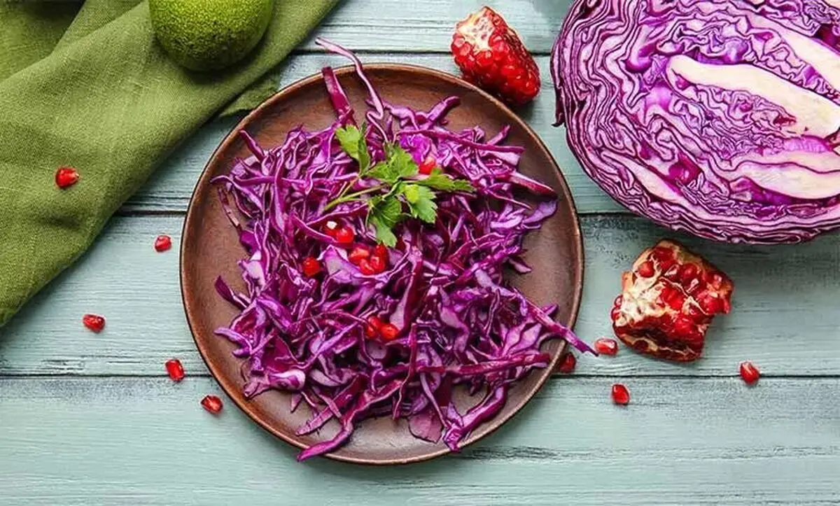 طرز تهیه سالاد پاییزی کلم و انار