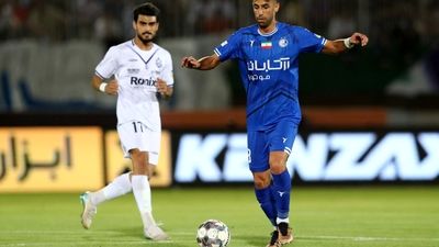 تشویق طالب ریکانی توسط هواداران استقلال؛ یک رفتار بالغانه