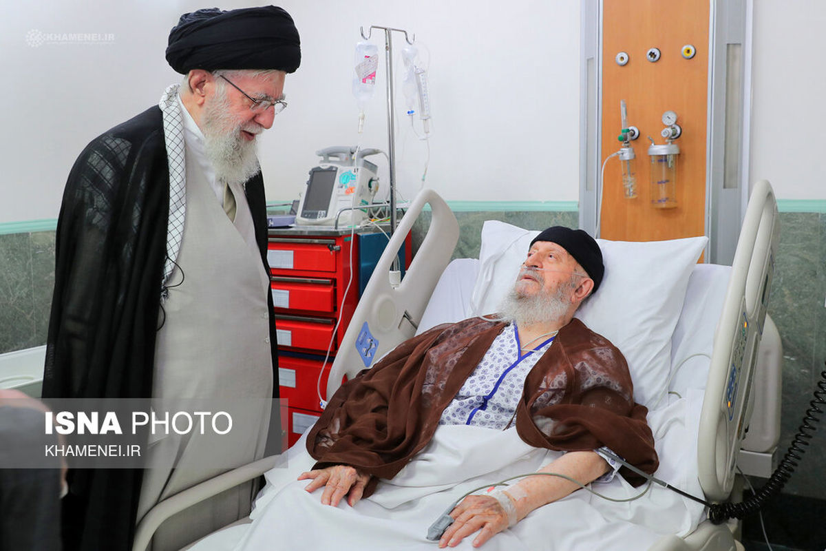 عیادت رهبر انقلاب از آیتالله مکارم شیرازی 